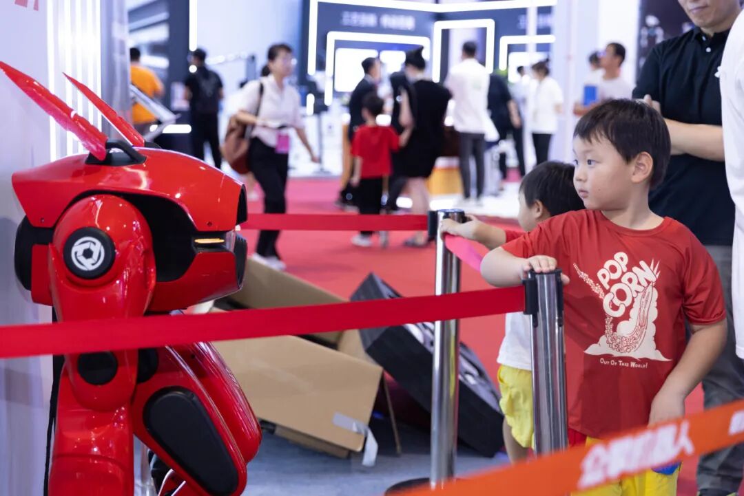 擎领未来！众擎机器人携全开源双足机器人SA01亮相2024世界机器人大会